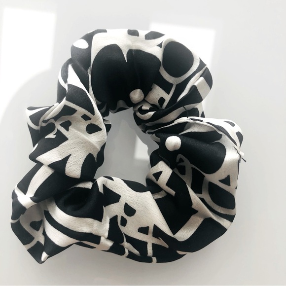 Vintage Accessories - 🎀NWOT Silk Large Hair Scrunchie🎀